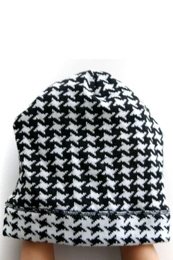 Шапка  черно-белая, зимняя Шапка  черно-белая, зимняя